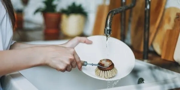 Jak zmywać naczynia skutecznie i szybko, unikając najczęstszych błędów