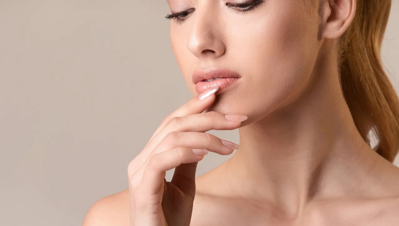 Jak długo utrzymuje się efekt powiększania ust kwasem hialuronowym?