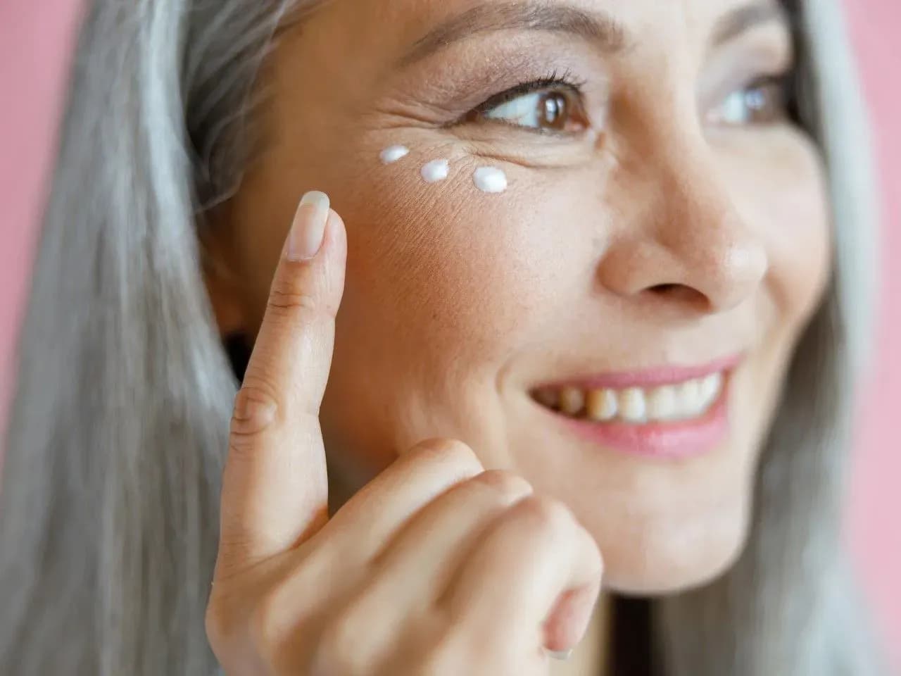 Jaki korektor pod oczy po 50, aby ukryć zmarszczki i cienie?