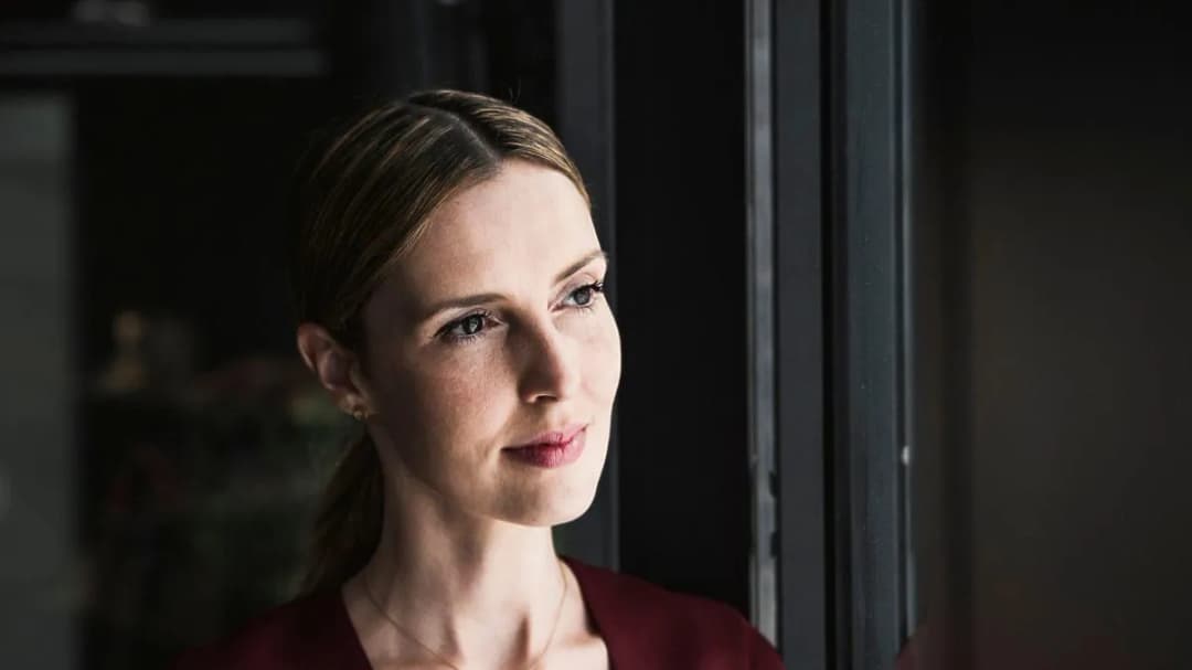 Jakie kolory makijażu idealnie pasują do bordowej sukienki?